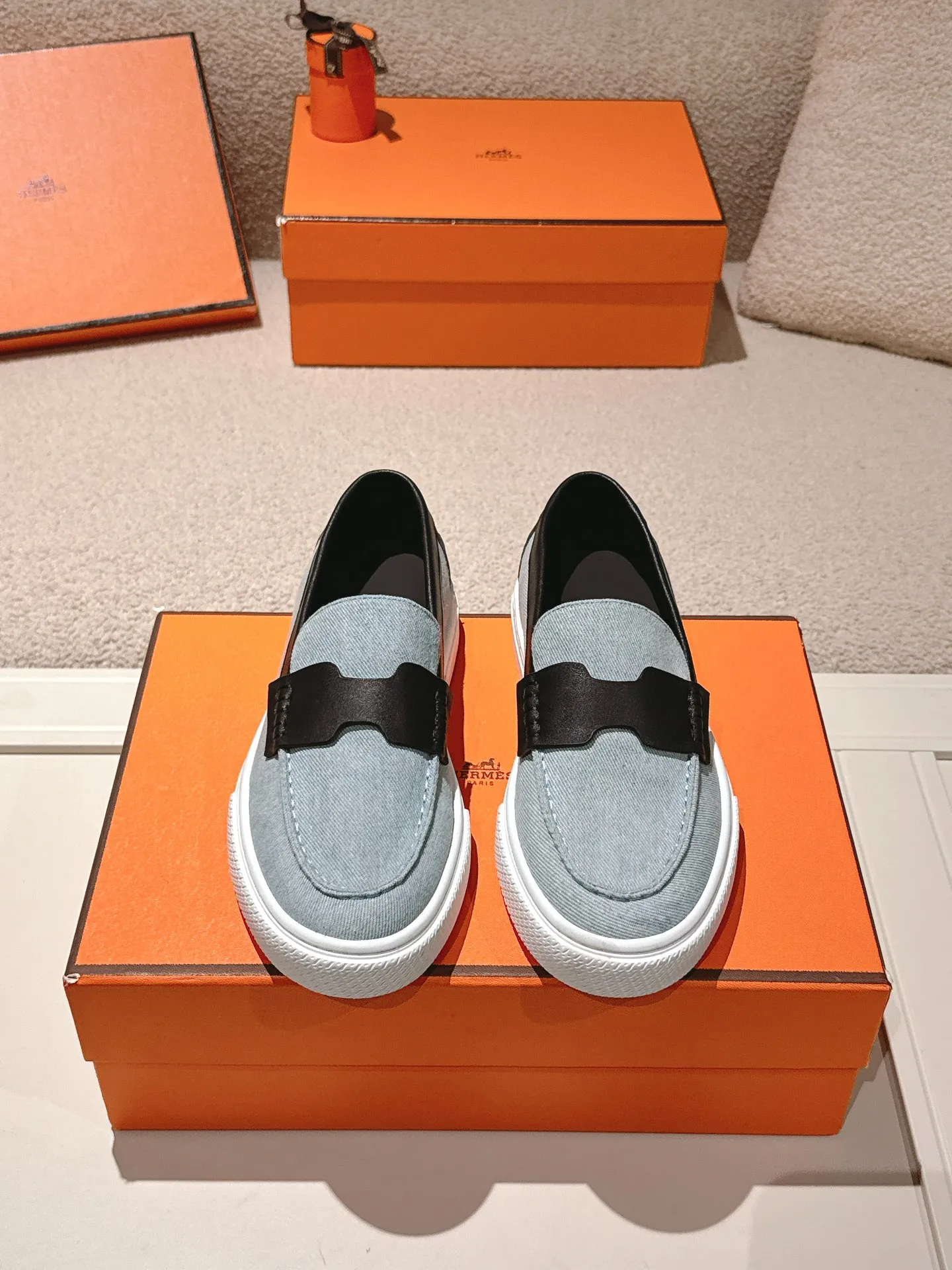 Men's men's shoes P620! Hermes# Thick Sole Couple Loafers These lace-up free sneakers in calfskin and washed denim feature signature "H" details. The design is simple and smooth, creating a fashionable urban look. It is comfortable and versatile. H family classics are not outdated, and the delivery counter is beautifully packaged🛍📦 Fabric: Original customized washed denim/first-layer cowhide Lining: Imported soft sheepskin Sole: Original open-molded anti-slip TPU material Size: 35-45